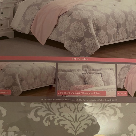 NICOLE MILLER
Printed Comforter Set
Queen size 6 piece - Picture 6 of 8